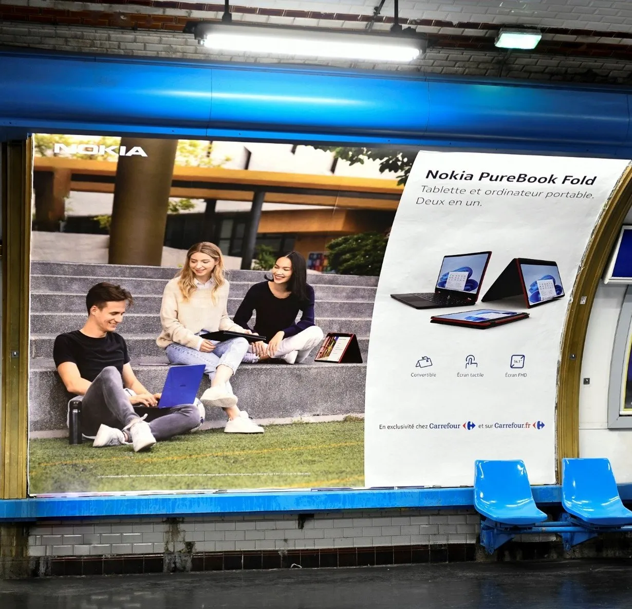 Affiche Nokia PureBook Fold sur un quai du métro parisien
