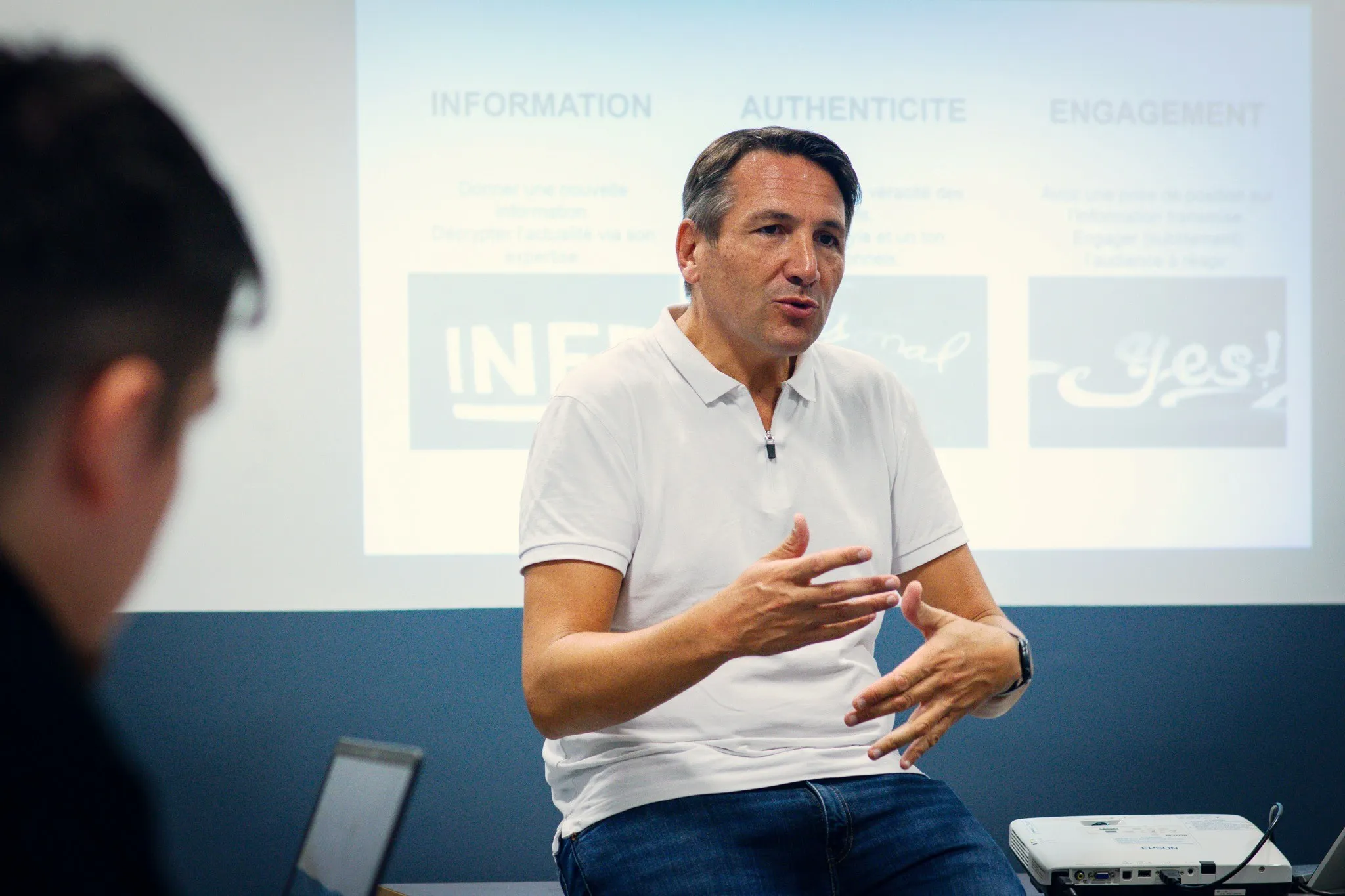 Frédéric Barret animant un atelier devant un groupe de participants