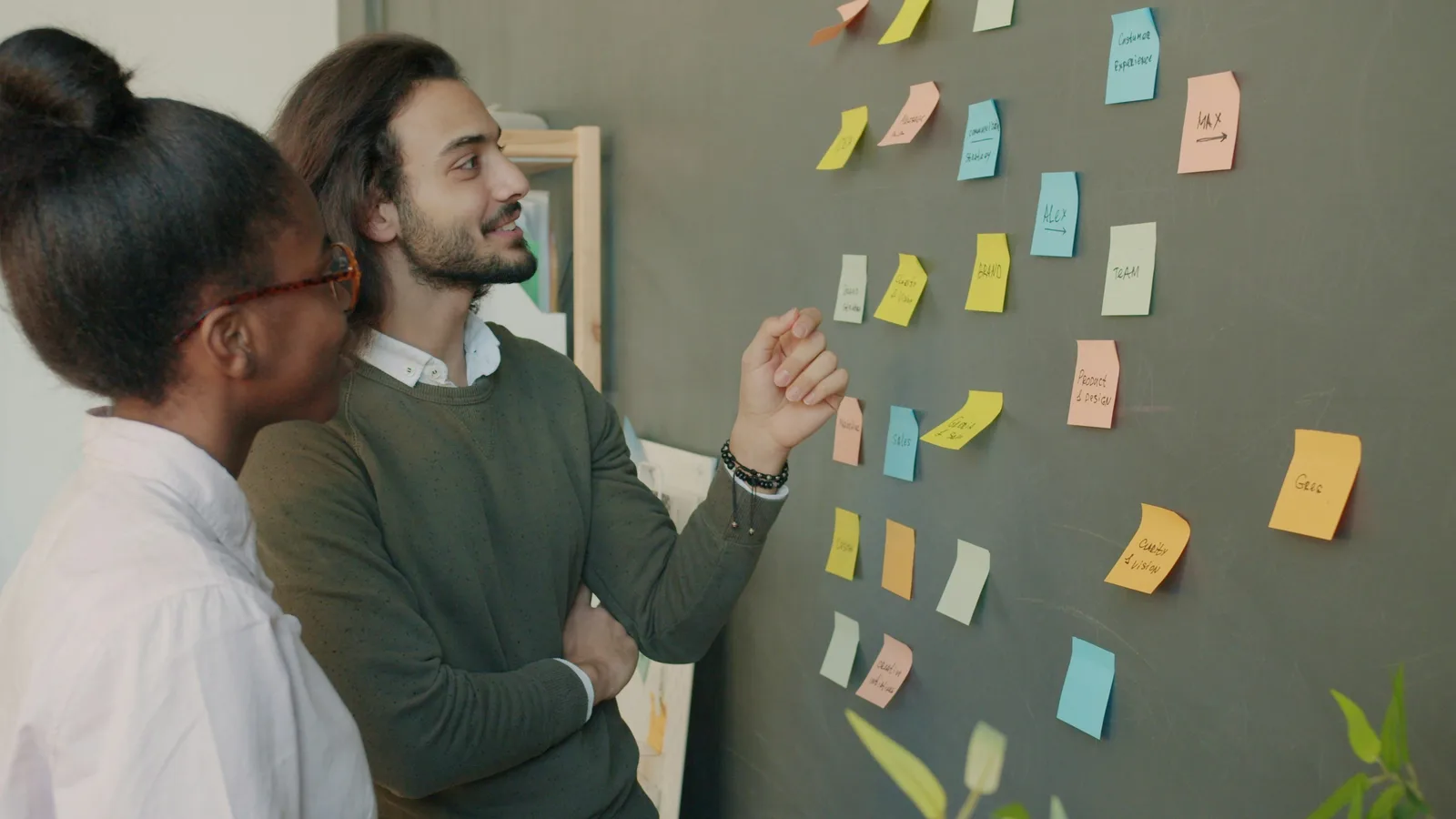 Personne devant des post-its
