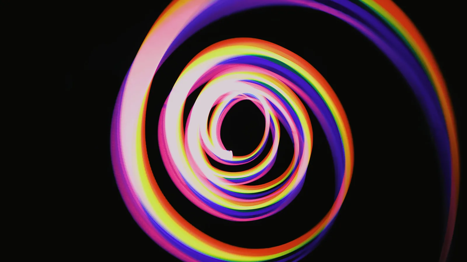 Spirale de lumière multicolore sur fond noir