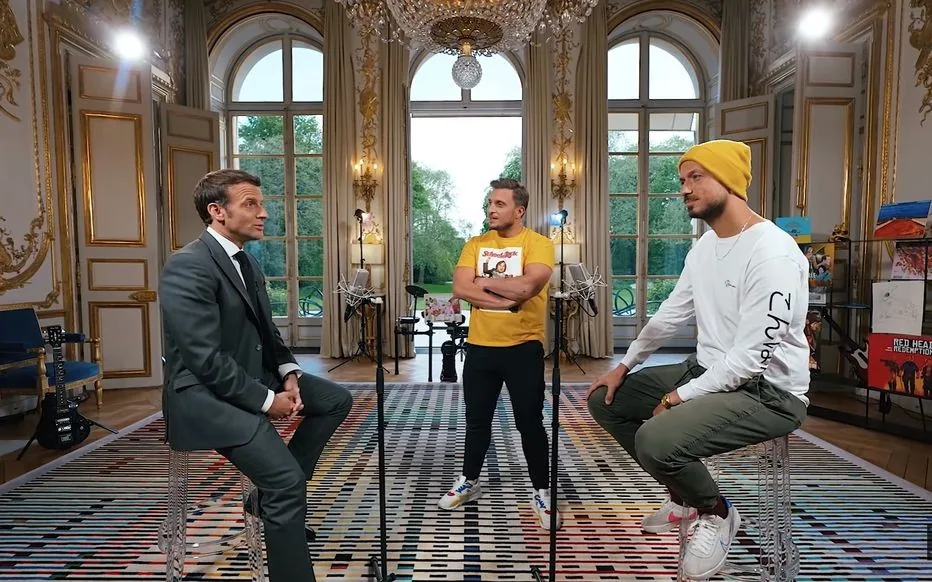 Emmanuel Macron avec les youtubeurs McFly et Carlito dans un salon doré de l’Élysée
